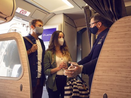 Pese a ómicron y cancelaciones de vuelo, aerolíneas de la región mantienen planes para 2022