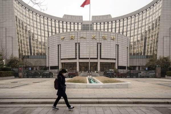 Banco central de China recorta tasas de interés para créditos de corto plazo