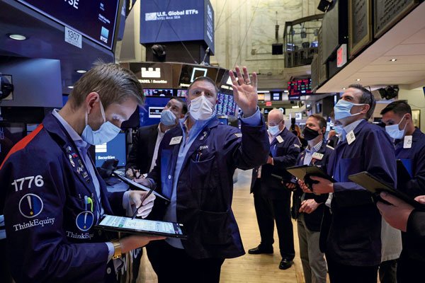 IPSA pierde el optimismo y cae más de 3% en línea con la volatilidad mundial