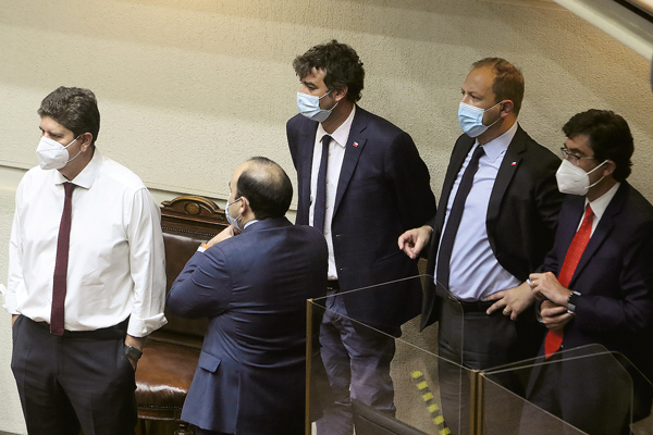 La jornada en el Senado partió a las 13 horas y se extendió hasta la noche. Foto: Agencia Uno