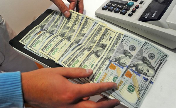 Dólar cierra con alza de casi $10 influido por baja en el cobre y la inestabilidad de los mercados globales