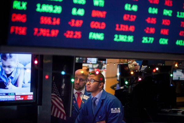 Wall Street vuelve a caer pendiente de la Fed y de Ucrania, mientras el IPSA se repone