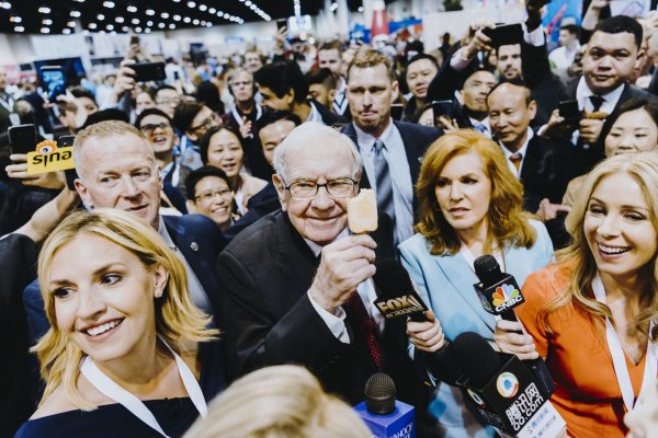 Buffett no le teme a ómicron: después de tres años el "oráculo de Omaha" volverá a encabezar junta de Berkshire en persona