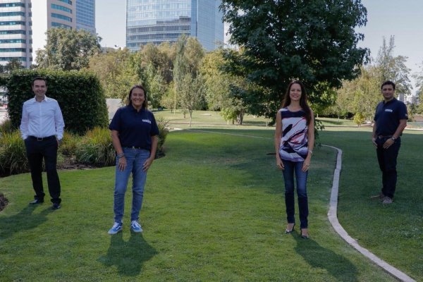 <p>De izquierda a derecha, el vicepresidente de Banca Digital de Scotiabank Chile, Daniel Puerta; la gerente División Marketing y Banca Digital de Banco de Chile, Claudia Herrera; la vicepresidente de Productos de Scotiabank Chile, Bárbara Schwerter, y el gerente de Transformación Digital de Banco de Chile, Rodrigo Devia. </p>