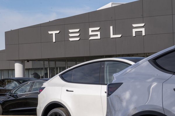 Tesla registró ganancias récord en cuarto trimestre, pero acciones caen por alerta sobre restricción de suministros