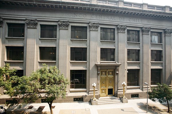 Mercado corrige las apuestas tras la sorpresa del Banco Central y ve nuevo techo para la tasa de interés este año