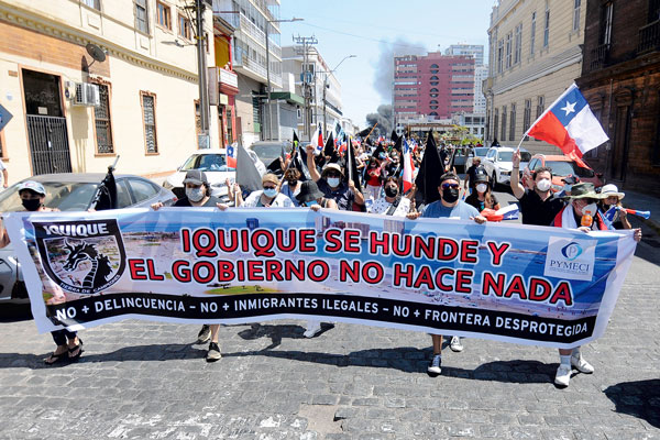 Gobierno aterriza hoy en Iquique para afrontar la crisis migratoria que paralizó a la ciudad este lunes