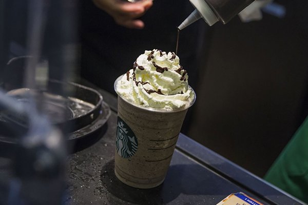 Ganancias trimestrales de Starbucks se ven empañadas por altos costos