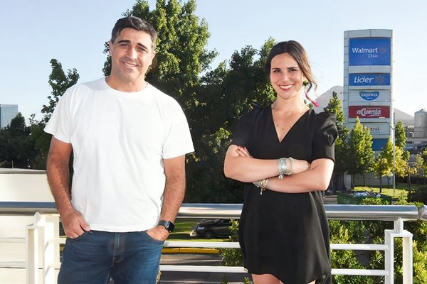 Gonzalo Gebara, CEO de Walmart Chile, junto a Danela Locca, fundadora de Babytuto.