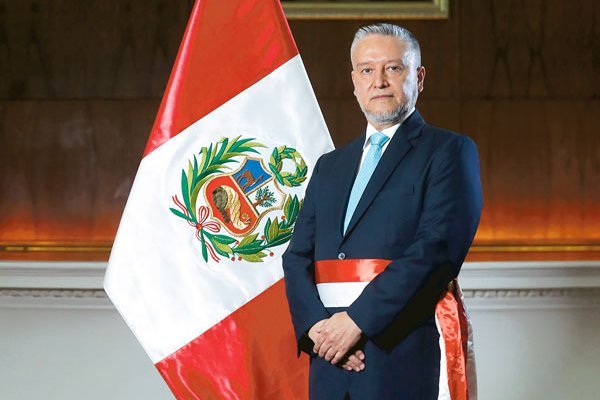Óscar Graham, el “funcionario de carrera” que se encumbra como ministro de Economía de Perú