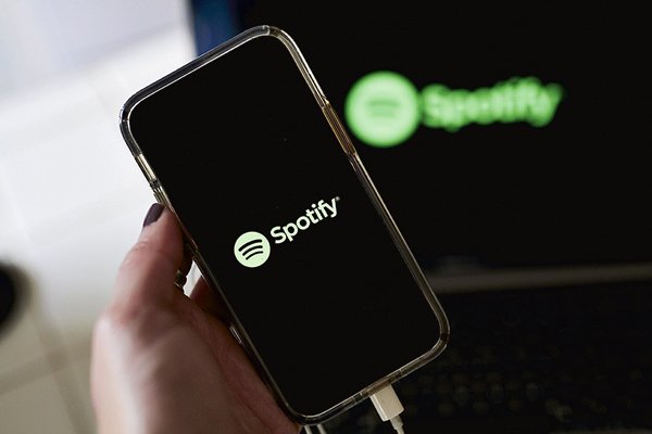 Apuesta de Spotify por los podcast atrae suscriptores y refuerza ventas del cuarto trimestre