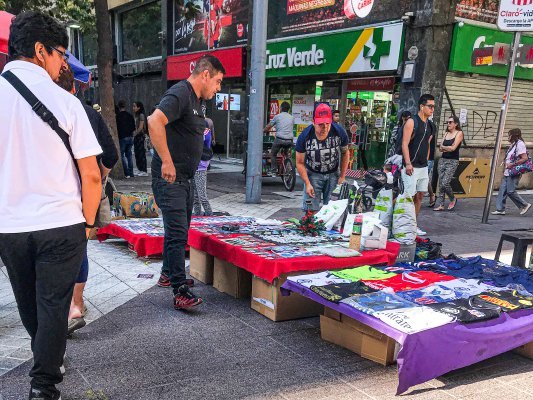 Adultos mayores y jóvenes: los extremos detrás del alza en el empleo informal en el país