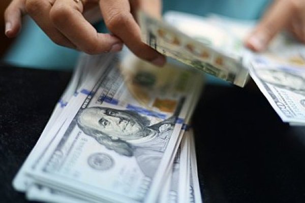 Dólar sube tras caída del precio del cobre y a anuncios de los bancos centrales en Europa