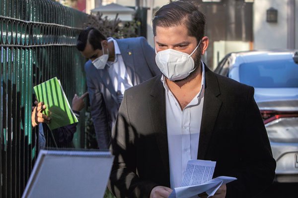 Las alternativas de Boric para usar las "12 balas de plata" en nombramientos de jefes de servicio