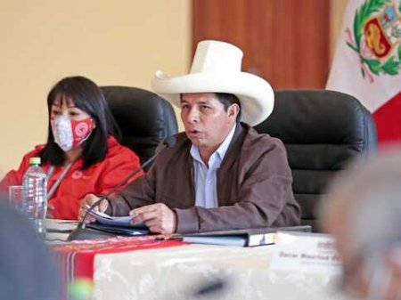 Castillo intenta sostener el tambaleante gobierno peruano con nueva reorganización