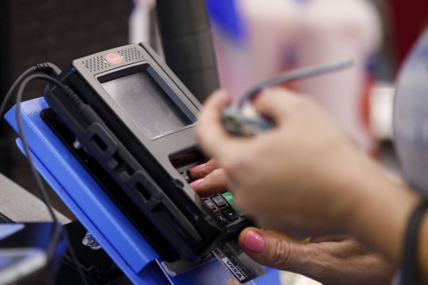Los estadounidenses vuelven a los viejos hábitos y retoman los gastos masivos con tarjetas de crédito
