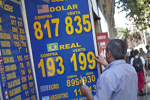 Dólar baja $ 15 y se ubica en $ 813 tras aumento de la inflación en Chile
