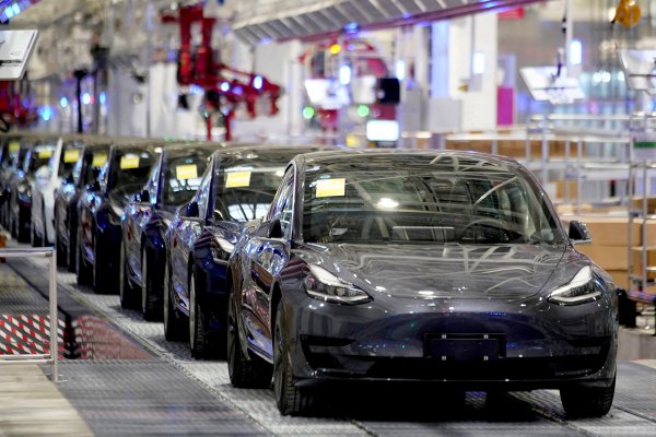 Tesla llama a revisión casi 579 mil autos en EEUU por alarma de peligro para peatones