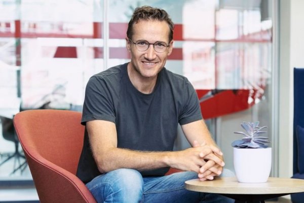 El CEO de Delivery Hero se disculpa con inversionistas tras caída del 30% en bolsa y promete mantener el rumbo