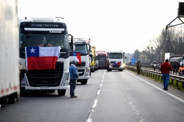 Protestas de camioneros por muerte de conductor en el norte se extendieron por rutas clave del país