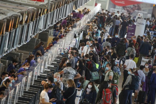 Delgado pide levantar bloqueos mientras se agravan cancelaciones de vuelos por protestas en el norte