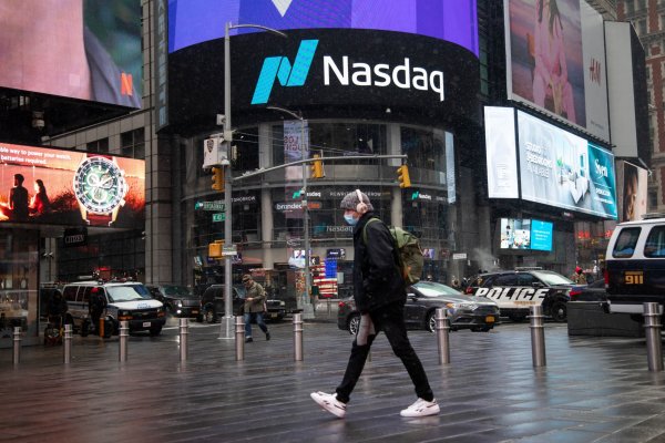 El IPSA concluye con baja de 1%, mientras Wall St termina con suaves variaciones una de las jornadas más volátiles del año