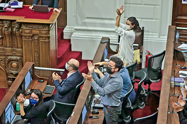 Con aplausos celebraron desde los colectivos que alcanzaron los 2/3 la noche del martes. Foto: Agencia Uno