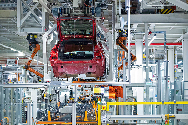 VW apunta a más recortes de producción por crisis de chips