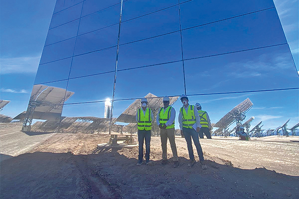 Los directores de Nano2 Chile, Victor Morales, Nibaldo Castillo y Mario Caballero frente a un heliostato de Cerro Dominador.