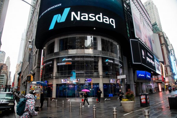 Wall Street cierra con índices mixtos tras minutas de la Fed y atento a tensión en Ucrania