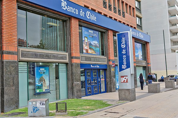 Principales bancos parten el año con alzas en utilidades, pero realizan millonarias provisiones por incertidumbre de 2022