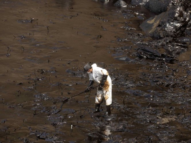 Los riesgos que enfrenta Repsol a un mes del derrame de petróleo más grande del que se tenga registro en Perú