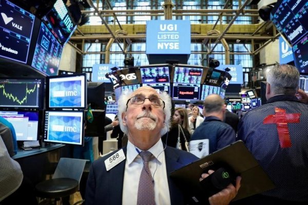 Wall St cierra en baja por renovada preocupación sobre el conflicto en Ucrania