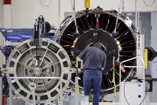 Acciones de GE caen tras advertir que continuarán sus problemas de suministro