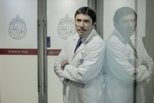 El endocrinólogo Carlos Fardella, líder del equipo e investigador del Instituto Milenio de Inmunología e Inmunoterapia.