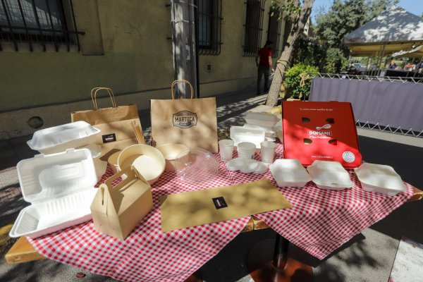 La ley establece que los locales de comida no podrán entregar artículos de plástico ni elementos de plumavit.