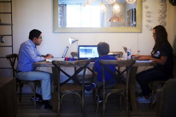 <p>Teletrabajo mantiene tendencia a la baja: solo un 10,9% de los trabajadores en diciembre</p>