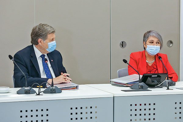 Una hora y media conversaron Patricio Melero y Jeannette Jara, los ministros saliente y entrante de Trabajo. Foto: Agencia Uno