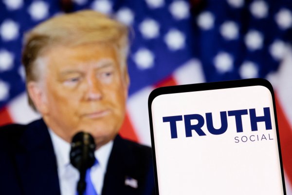 Empresa vinculada a Trump se dispara en bolsa y su aplicación encabeza las descargas en Apple
