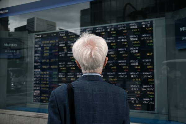 Wall Street termina en baja evaluando impacto de sanciones a Rusia tras anuncios de Putin
