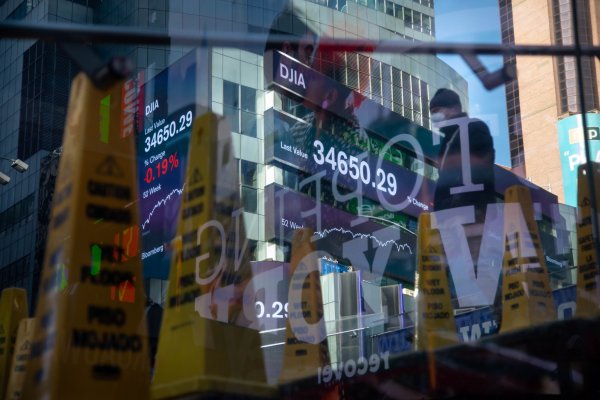 IPSA cierra con baja de 2,17% y Wall Street vuelve a caer tras nuevas sanciones de Biden a Rusia
