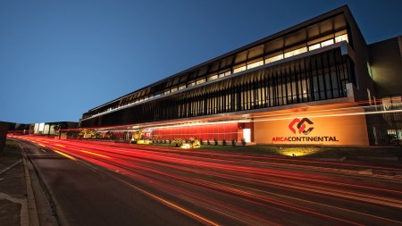 Embotelladora de Coca-Cola en Perú y México ajustará precios para compensar la inflación y toma medidas para garantizar insumos clave