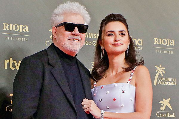 Guía de Ocio: Las críticas sobre la última película de Pedro Almodóvar y 2 libros para entender la era Putin en Rusia