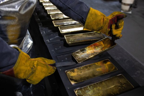 Los inversionistas siguen llegando a activos seguros y el oro sube con mercado calculando impacto de sanciones a Rusia
