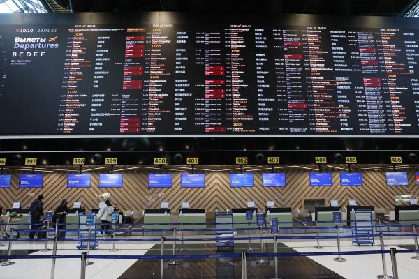 Acciones de aerolíneas europeas se hunden después de prohibiciones en el espacio aéreo tras invasión a Ucrania