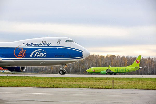 AerCap, la firma de leasing más grande del mundo, rescindió contratos poniendo en jaque los vuelos de compañías como Aeroflot PJSC.