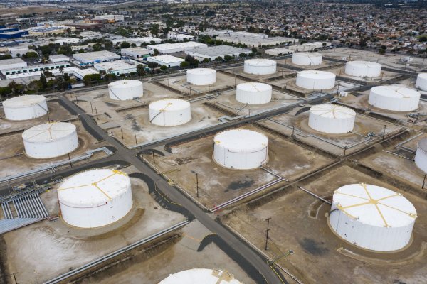 Estados Unidos y sus aliados discuten la liberación de 60 millones de barriles de petróleo