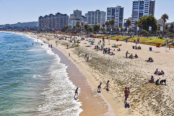 Las menores restricciones de movilidad impulsaron el tránsito de la población a lo largo del país. Foto: Agencia Uno