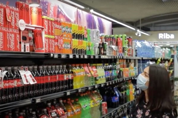 Robot rumano que permite que los productos “cobren vida” en supermercados llega a Chile