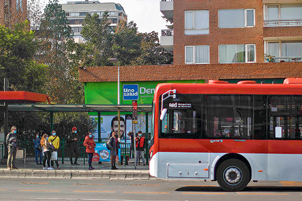 Transportes suscribe contratos para concesión de uso de vías que incorporará 1.637 nuevos buses